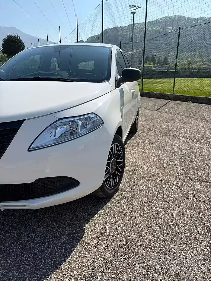 Gebraucht Lancia Ypsilon 69 PS (50 kW) 2015 Weiß Kleinwagen