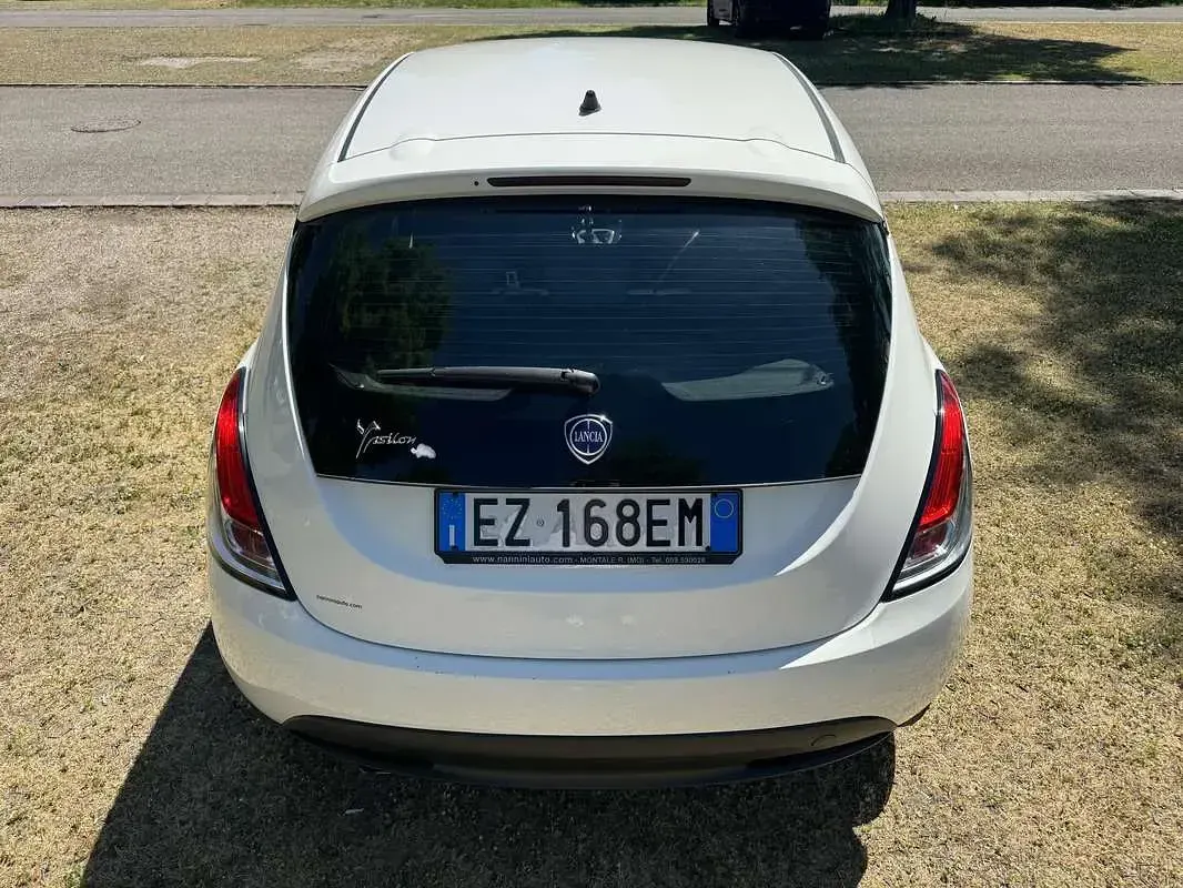 Usata Lancia Ypsilon 69 CV (50 kW) 2015 Bianco Utilitaria
