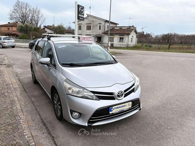Usata Toyota Verso Active 111 CV (81 kW) 2015 Argento Monovolume
