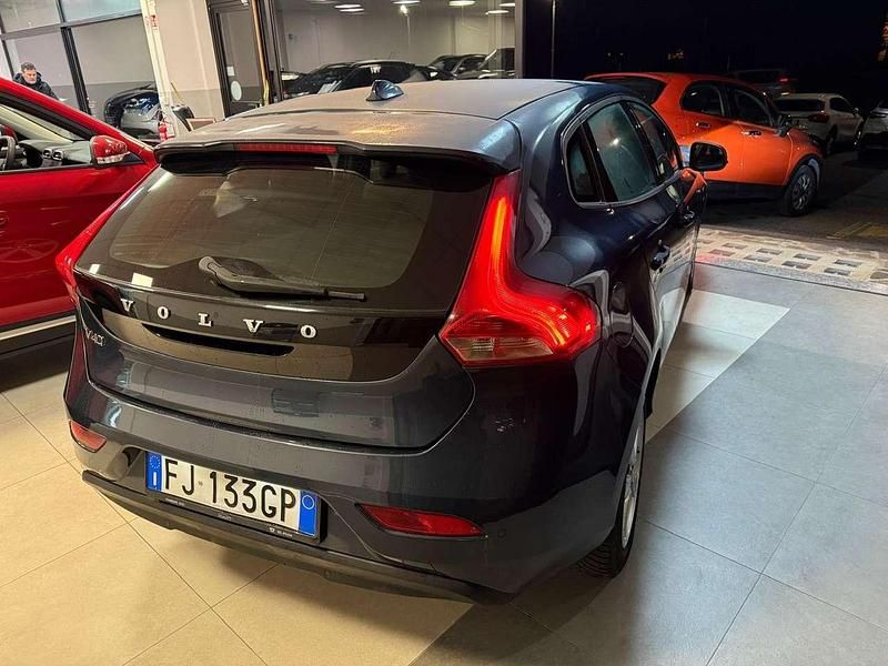 Usata Volvo V40 Momentum 120 CV (88 kW) 2017 Blu Berlina