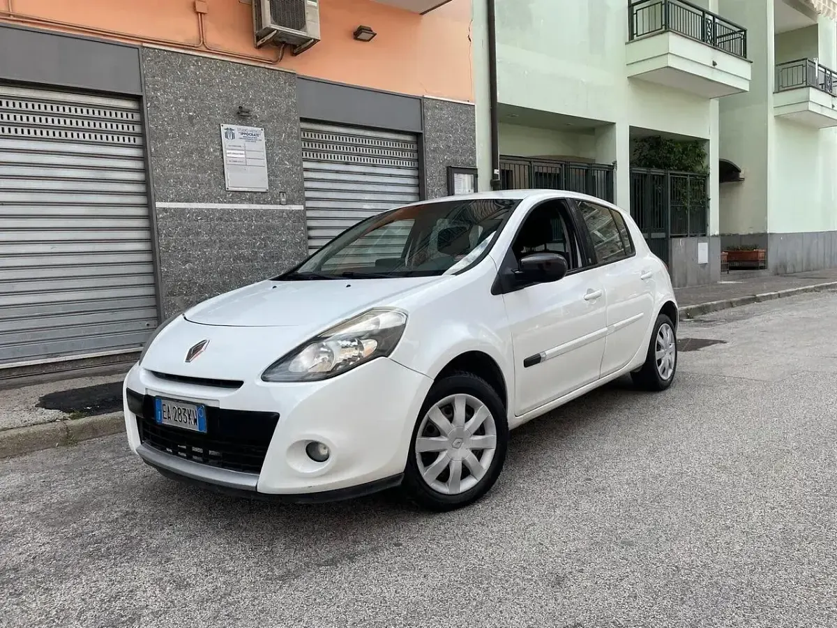 Usata Renault Clio II 75 CV (55 kW) 2010 Bianco Berlina