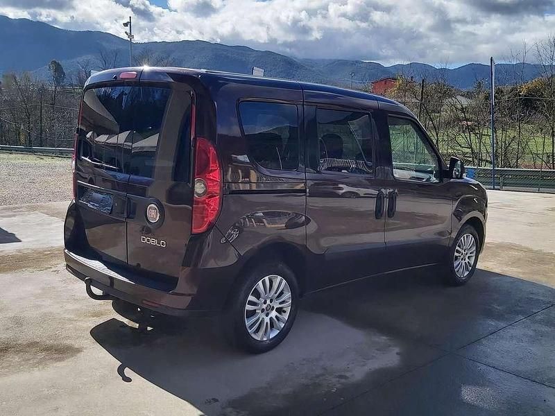 Usata Fiat Doblò Emotion 105 CV (77 kW) 2012 Rosso Monovolume