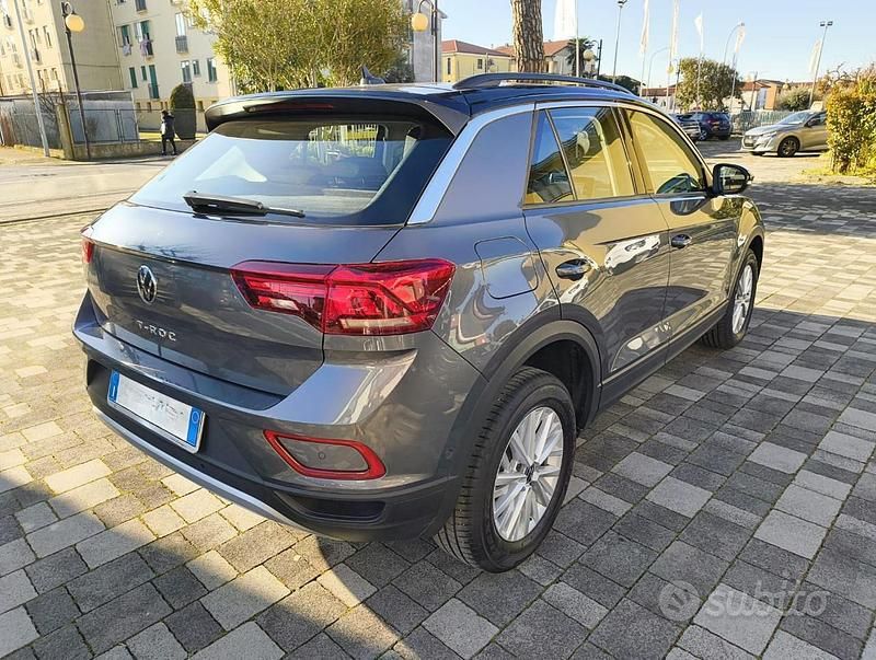 Usata VW T-Roc Life 116 CV (85 kW) 2024 Grigio scuro SUV