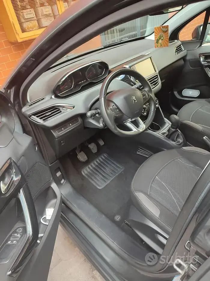 Usata Peugeot 208 82 CV (60 kW) 2015 Grigio Utilitaria