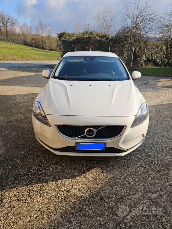 Usata Volvo V40 Momentum 120 CV (88 kW) 2017 Bianco Station wagon