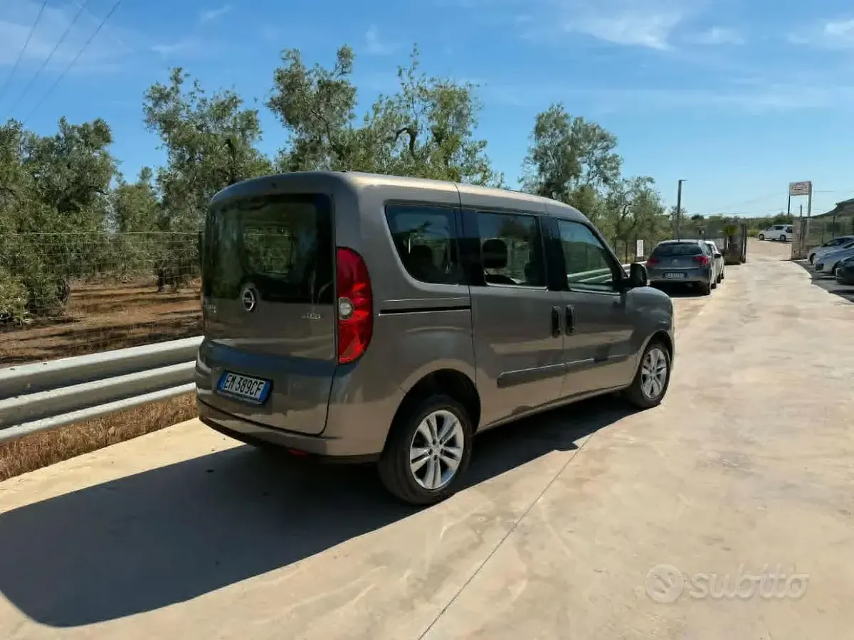 Usata Opel Combo 105 CV (77 kW) 2012 Marrone Monovolume