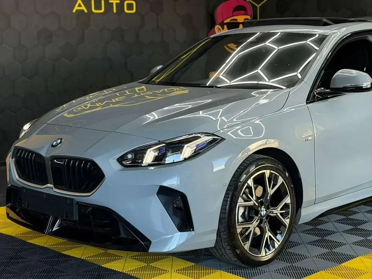Usata BMW 118 M Sport 150 CV (110 kW) 2025 Brooklyn grey pastello Utilitaria