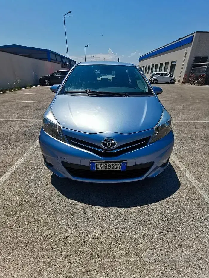 Usata Toyota Yaris Lounge 69 CV (50 kW) 2013 Bluazzurro Utilitaria
