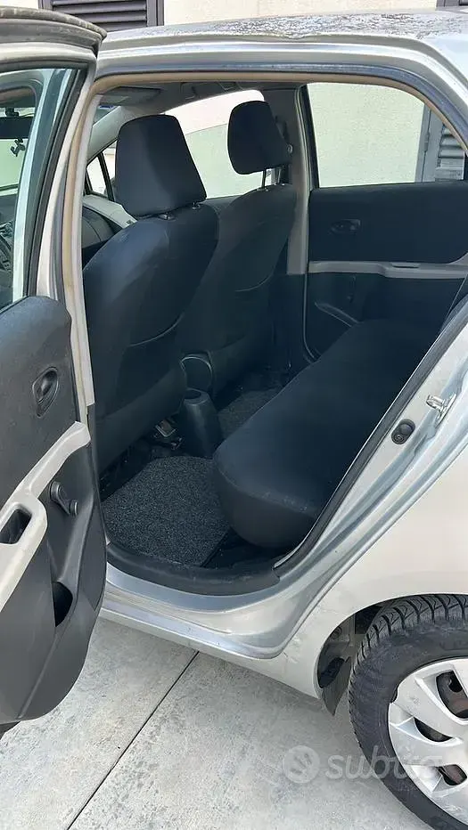 Usata Toyota Yaris 65 CV (47 kW) 2007 Grigio Utilitaria