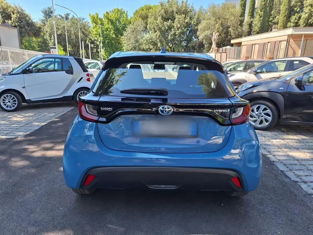Usata Toyota Yaris Hybrid Active 92 CV (67 kW) 2022 Blu/azzurro Berlina