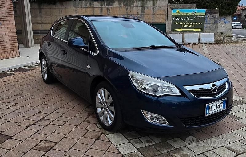 Usata Opel Astra 140 CV (102 kW) 2011 Blu Utilitaria