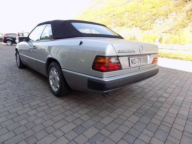 Usata Mercedes E300 220 CV (161 kW) 1993 Argento Cabrio
