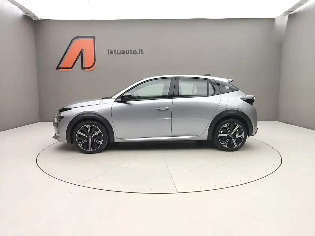 Usata Lancia Ypsilon 101 CV (74 kW) 2025 Grigio granito Utilitaria