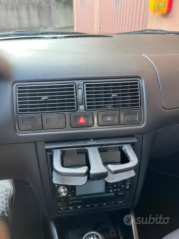 Usata VW Golf IV 105 CV (77 kW) 2002 Blu Utilitaria