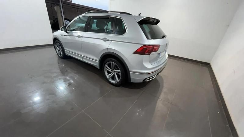 Usata VW Tiguan R-line 150 CV (110 kW) 2021 Argento SUV