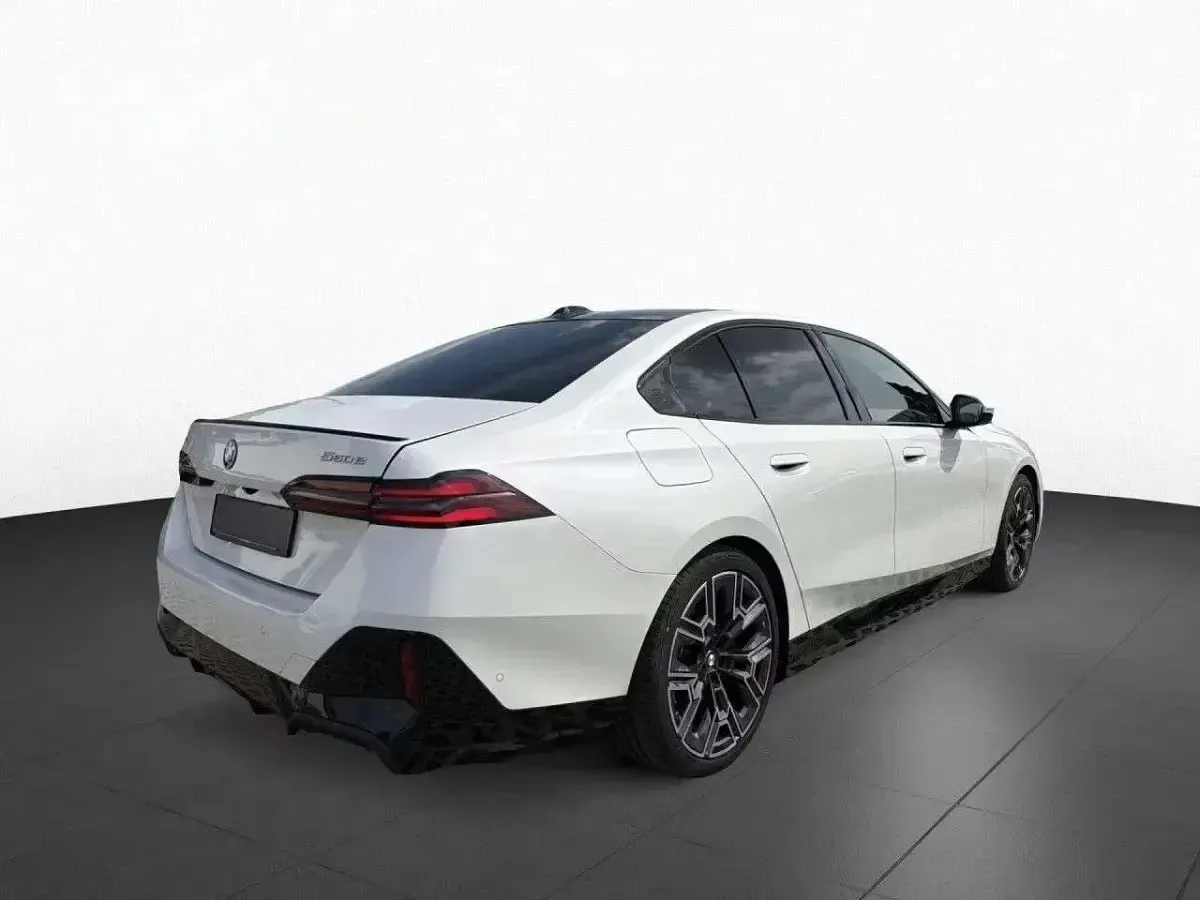 Usata BMW 550e M Sport 489 CV (359 kW) 2025 Bianca minerale Berlina