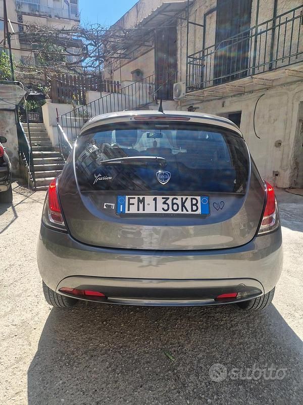 Usata Lancia Ypsilon 69 CV (50 kW) 2017 Grigio Utilitaria