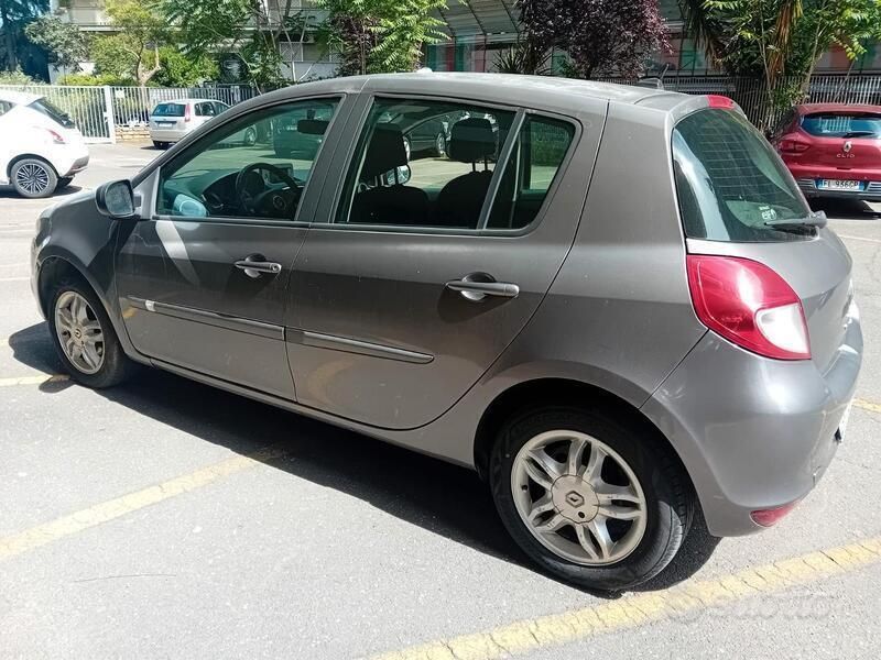 Grigio Usata 2010 Renault Clio II Due volumi | 4200 € (Buon prezzo) - Immagine 1/4