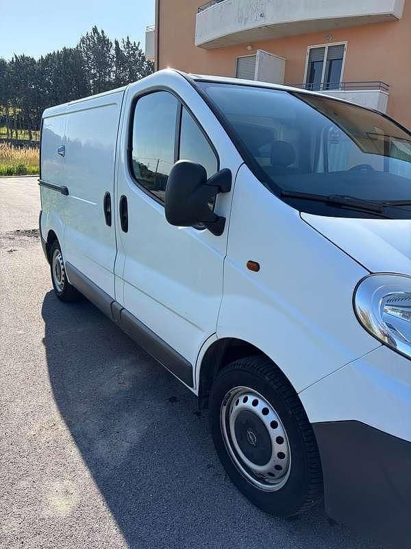 Usata Opel Vivaro 114 CV (83 kW) 2008 Bianco Monovolume
