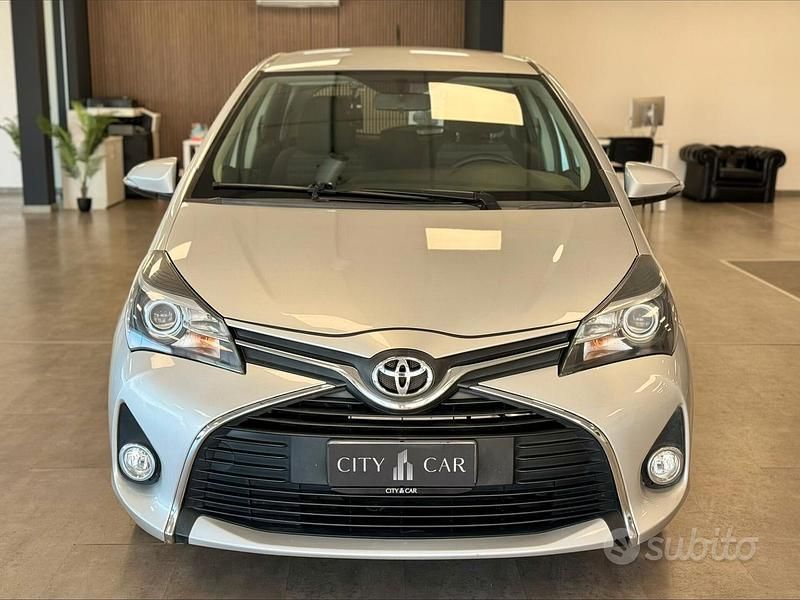 Usata Toyota Yaris Lounge 99 CV (72 kW) 2016 Grigio Berlina