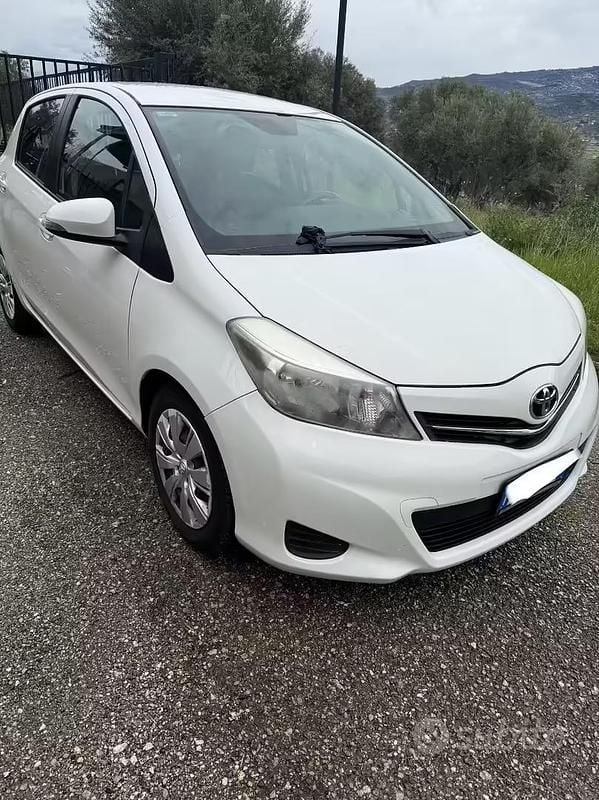 Usata Toyota Yaris Lounge 2012 Bianco Utilitaria