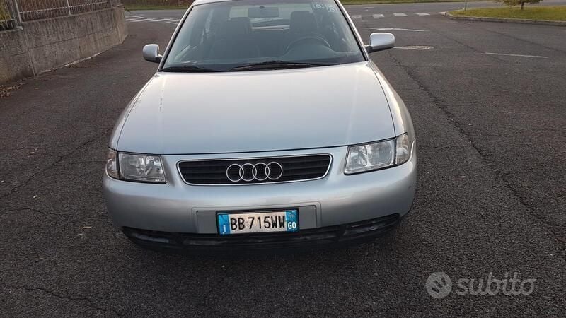 Grigio Usata 1999 Audi A3 Attraction Tre volumi | 4200 € (Buon prezzo) - Immagine 1/4