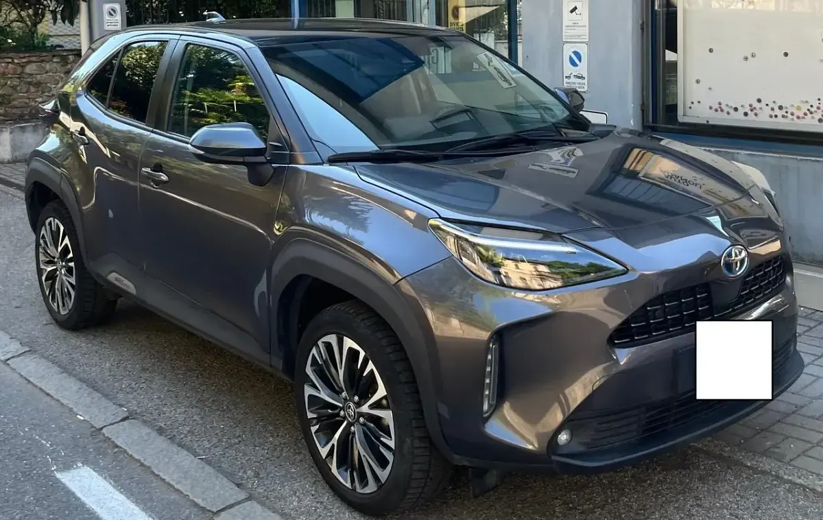 Usata Toyota Yaris Hybrid Lounge 92 CV (67 kW) 2022 Grigio Station wagon