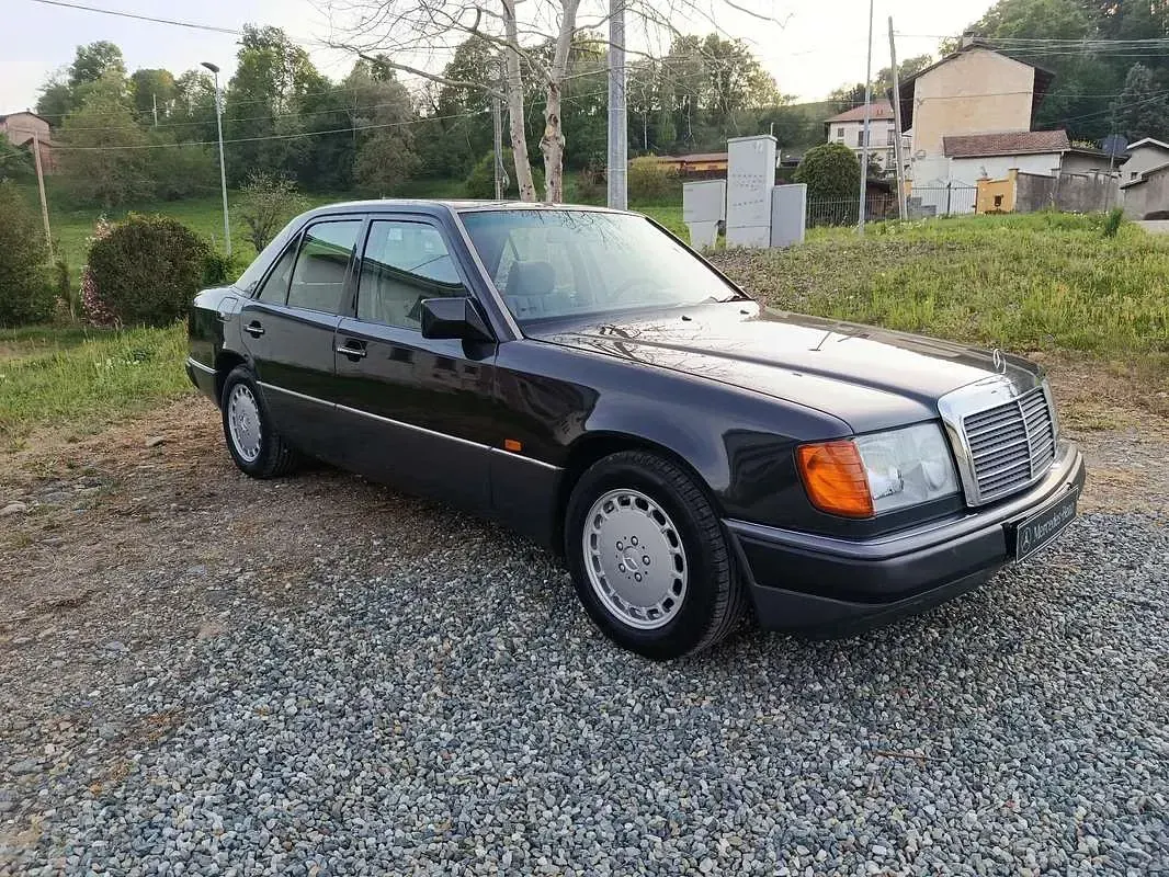 Usata Mercedes 260 160 CV (117 kW) 1989 Nero Berlina