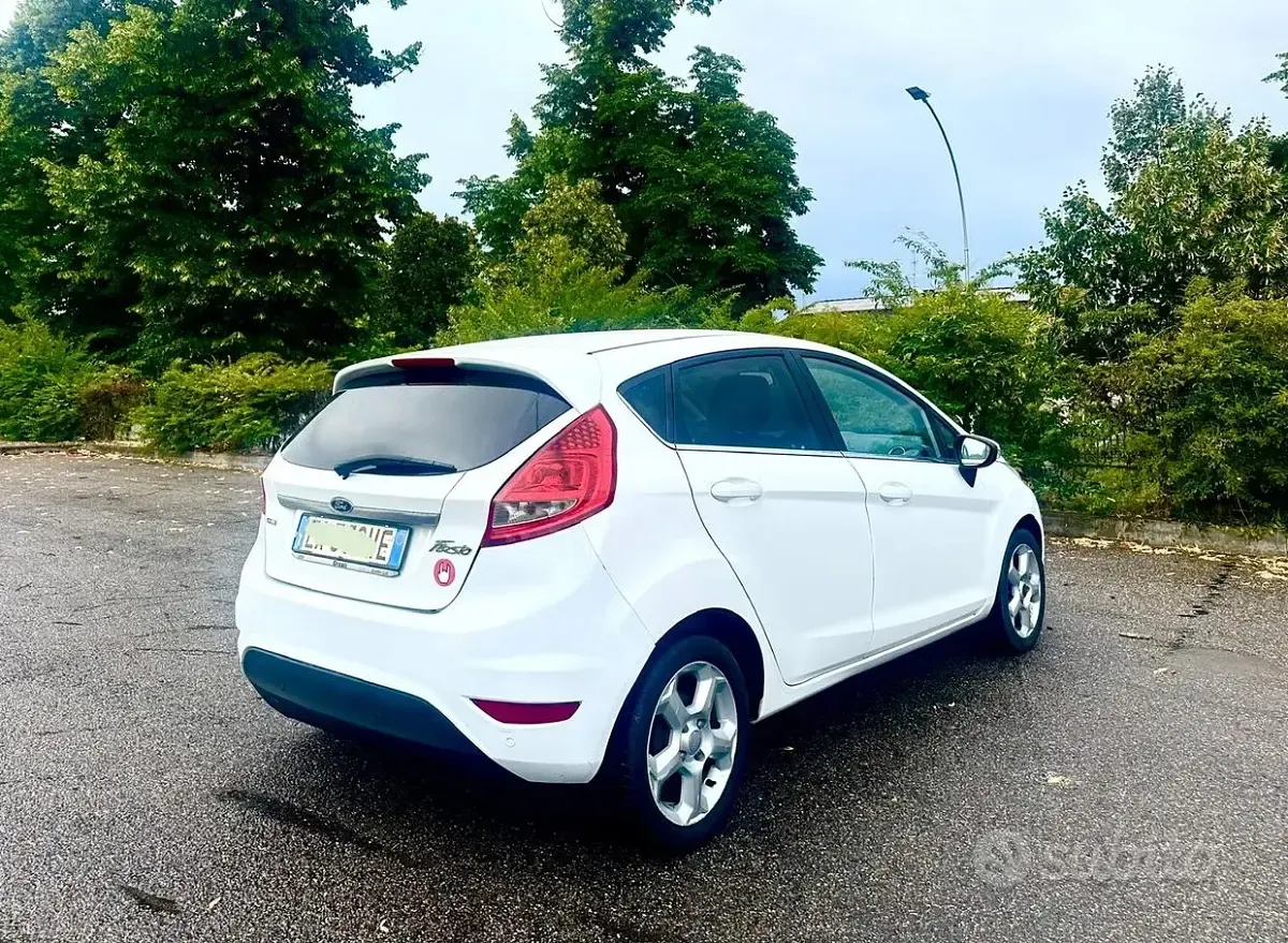 Usata Ford Fiesta 92 CV (67 kW) 2010 Bianco Berlina