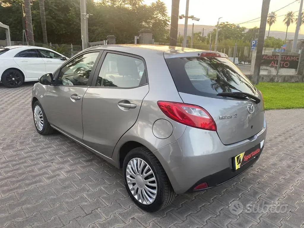 Usata Mazda 2 68 CV (50 kW) 2011 Grigio Utilitaria