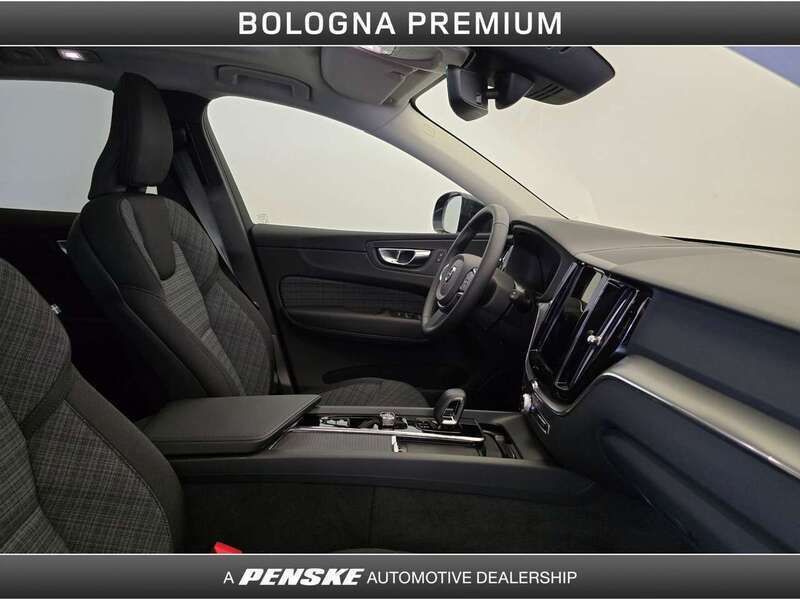 Nuova Volvo XC60 Core 349 CV (256 kW) 2025 Onyx black SUV