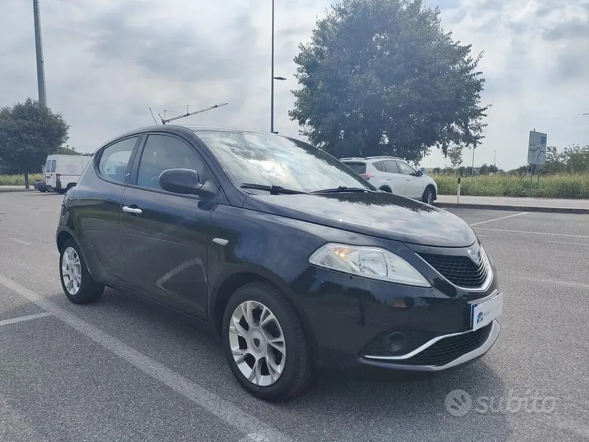 Usata Lancia Ypsilon Gold 69 CV (50 kW) 2016 Nero Utilitaria