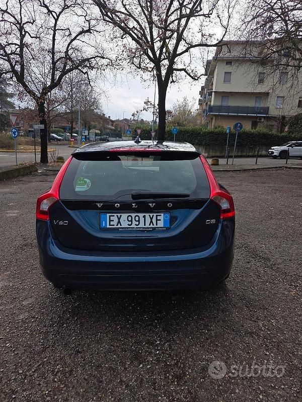 Usata Volvo V60 Momentum 114 CV (83 kW) 2014 Blu Station wagon
