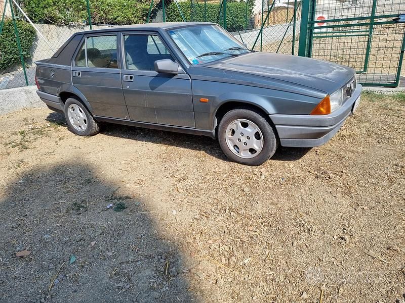 Usata Alfa Romeo 75 120 CV (88 kW) 1989 Grigio Berlina
