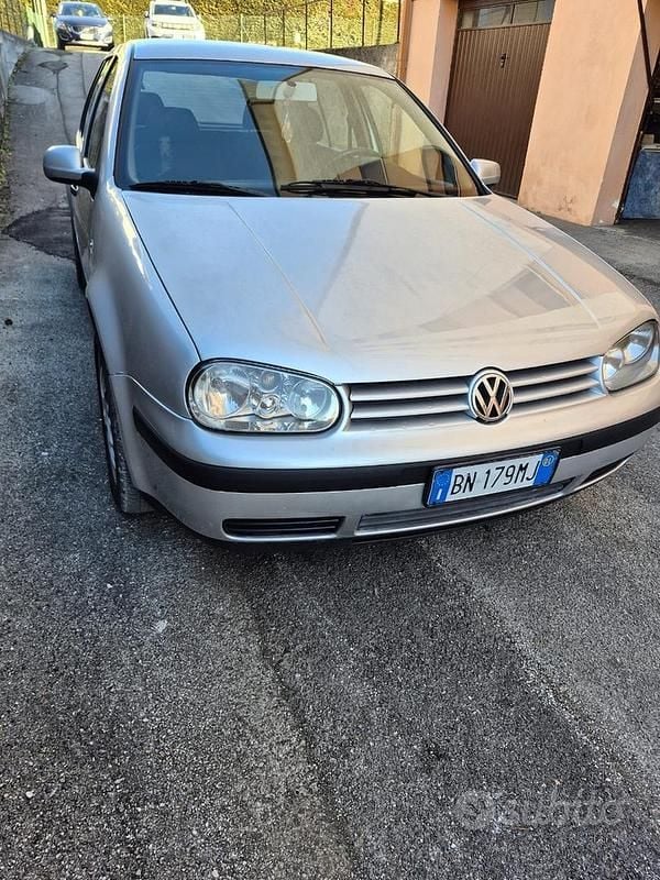 Grigio Usata 2001 VW Golf IV Tre volumi | 200 € (Super prezzo) - Immagine 1/4