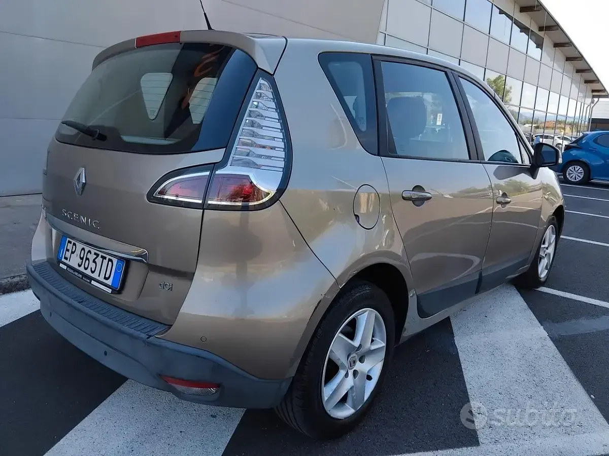 Usata Renault Scénic III 110 CV (80 kW) 2013 Marrone Berlina
