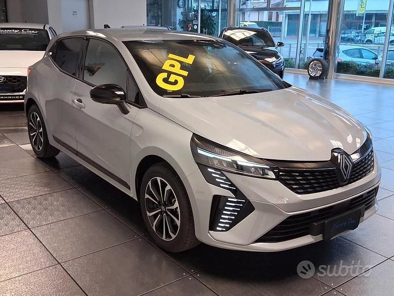 Nuova Renault Clio V Techno 100 CV (73 kW) 2025 Grigio Berlina