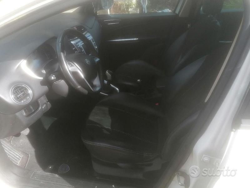Usata Lancia Delta 166 CV (122 kW) 2009 Bianco Utilitaria