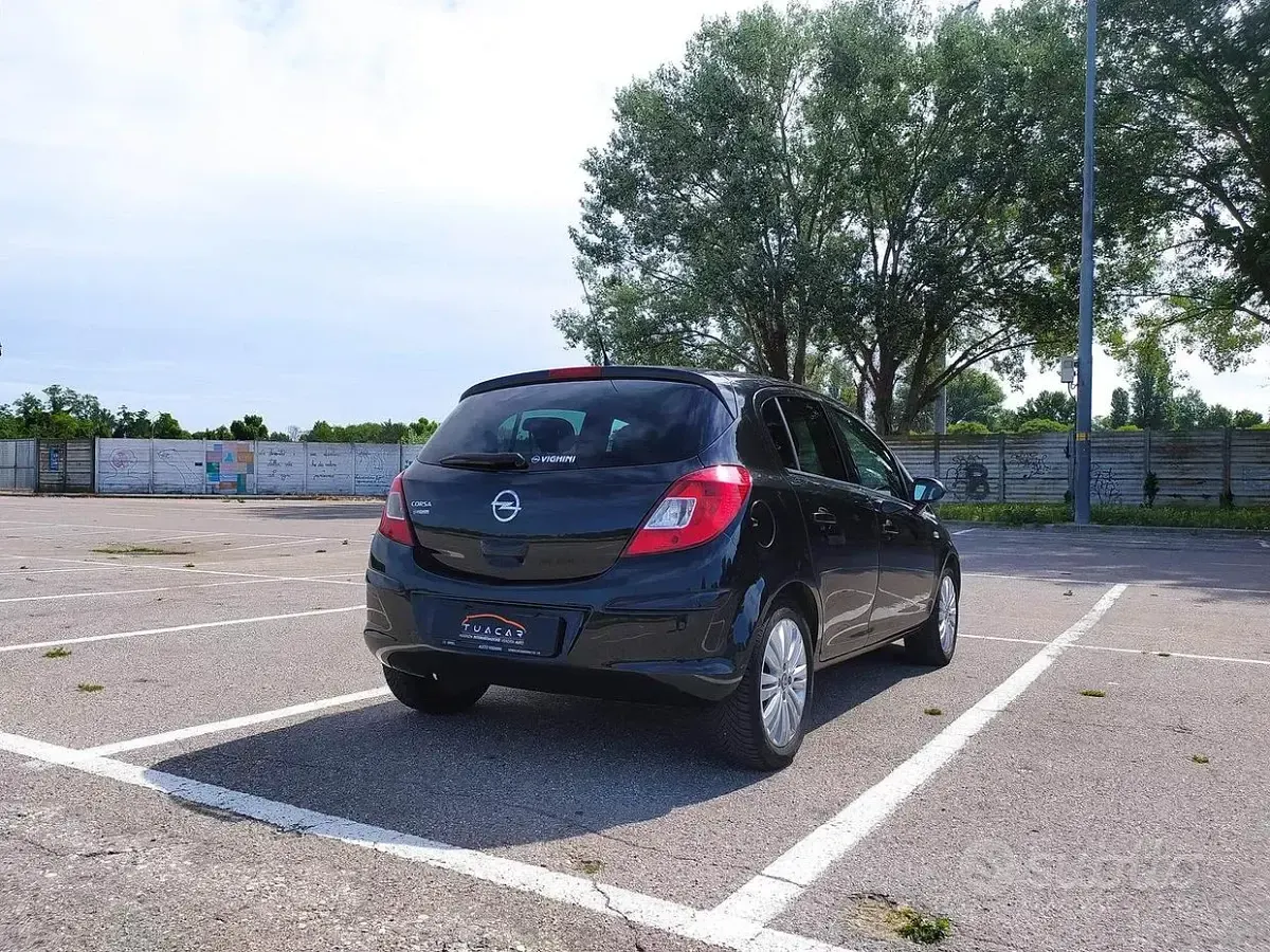 Usata Opel Corsa Cosmo 69 CV (50 kW) 2015 Nero Utilitaria