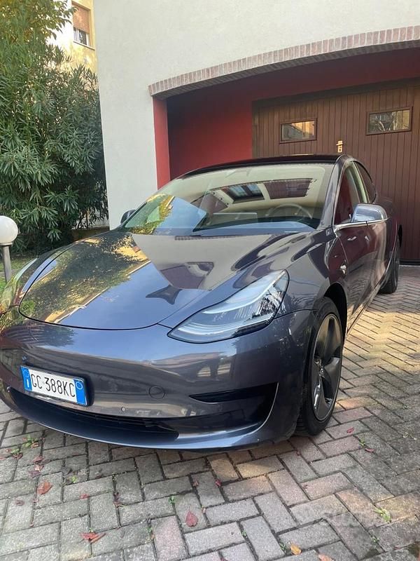 Grigio Usata 2020 Tesla Model 3 Standard Range Tre volumi | 27.000 € (Buon prezzo) - Immagine 1/4