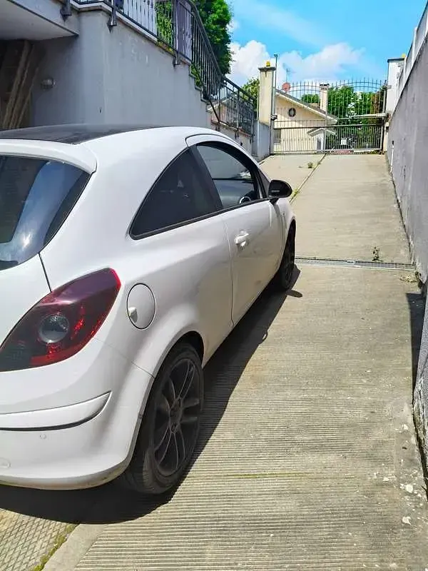 Usata Opel Corsa 101 CV (74 kW) 2011 Bianco Utilitaria