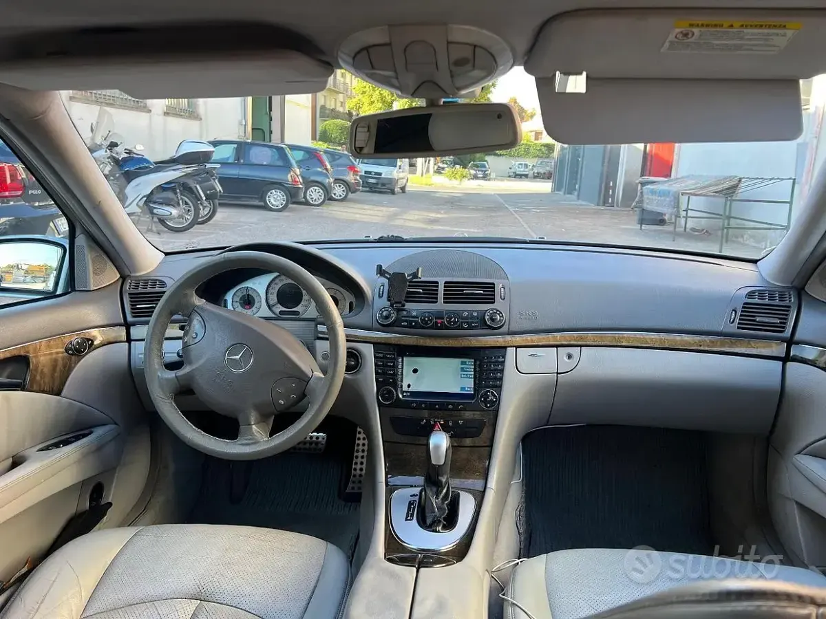 Usata Mercedes E200 177 CV (130 kW) 2004 Grigio Berlina