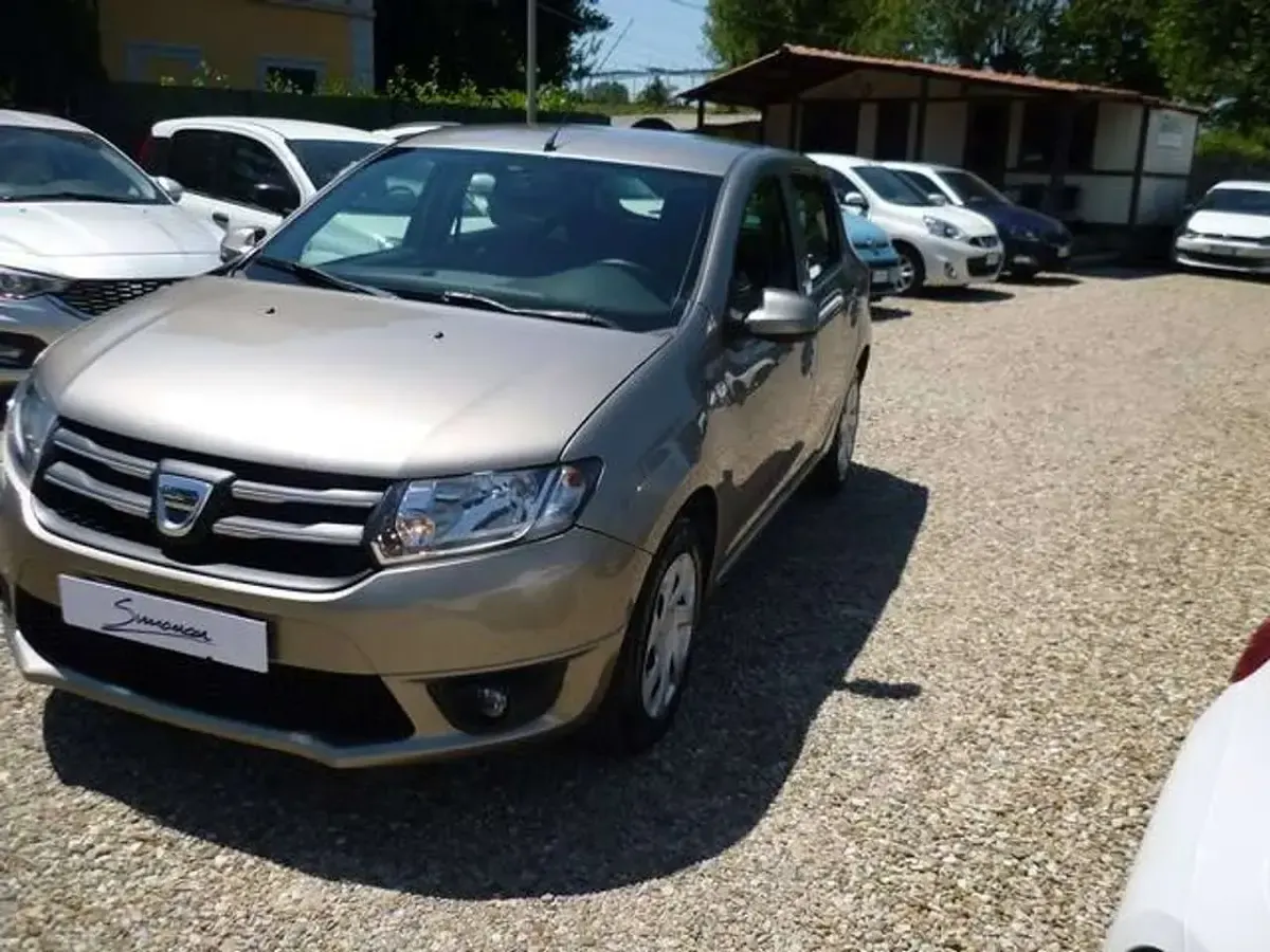 Usata Dacia Sandero Lauréate 75 CV (55 kW) 2015 Bronzo Berlina