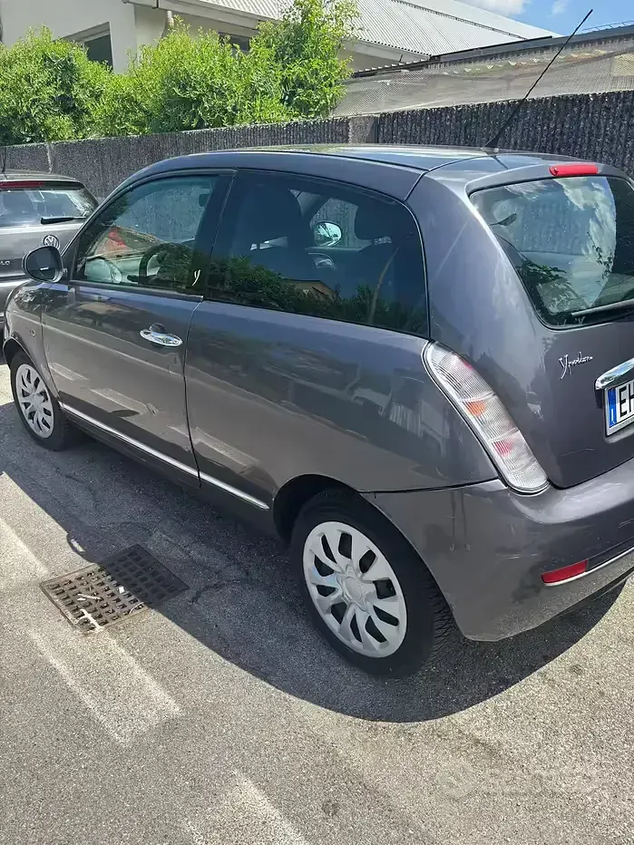 Usata Lancia Ypsilon 69 CV (50 kW) 2011 Grigio Utilitaria