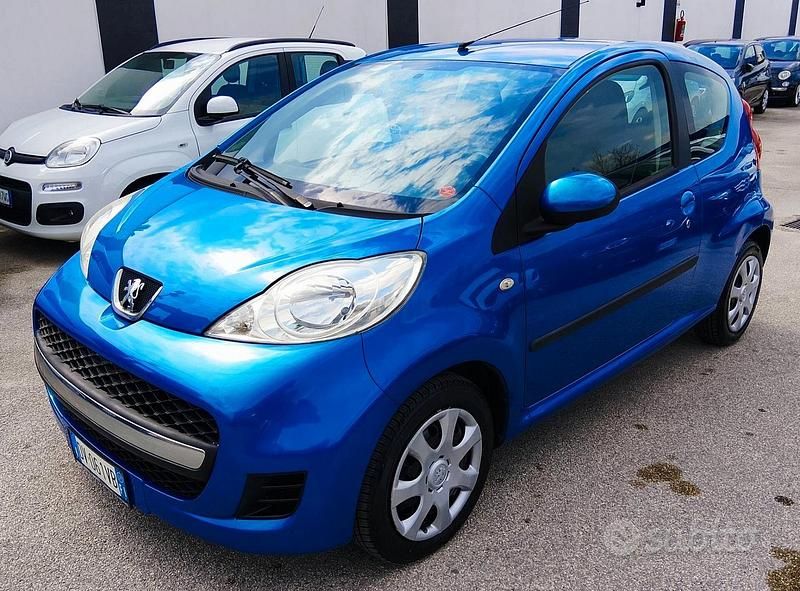 Usata Peugeot 107 68 CV (50 kW) 2009 Blu Utilitaria