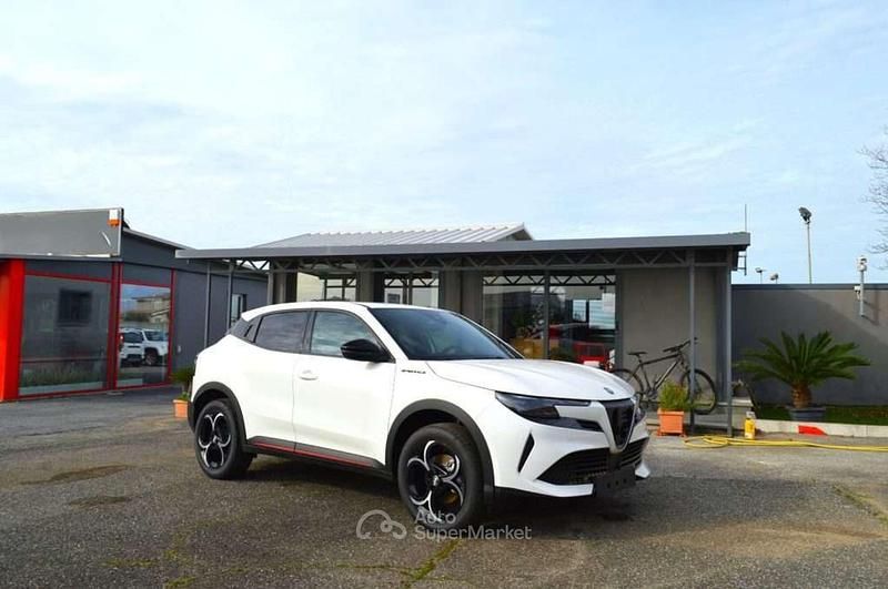 Nuova Alfa Romeo Junior Edizione Speciale 145 CV (106 kW) 2025 Bianco alfa SUV