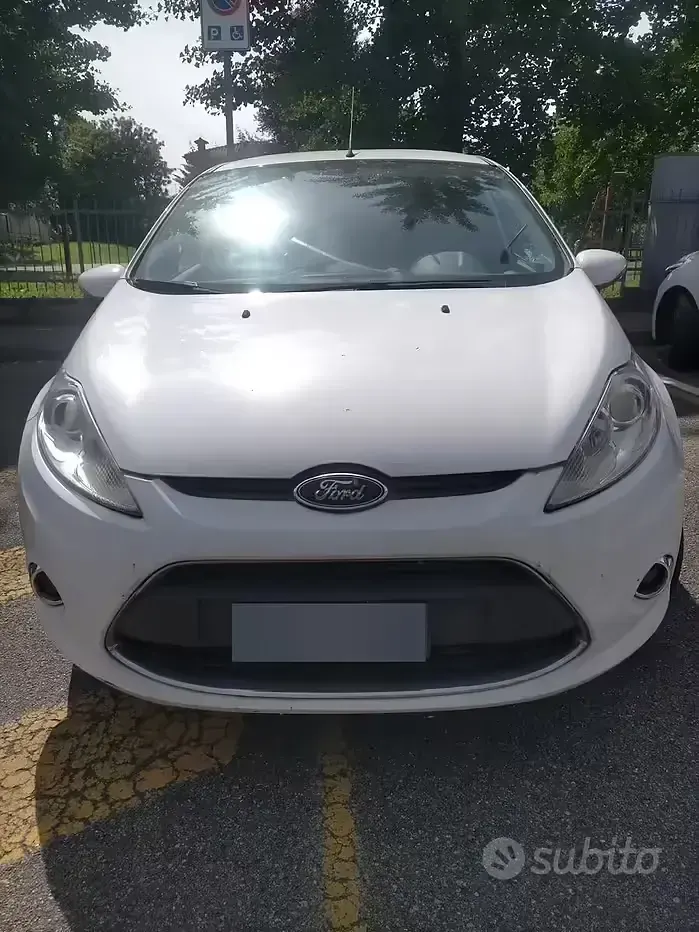 Usata Ford Fiesta Titanium 70 CV (51 kW) 2011 Bianco Berlina