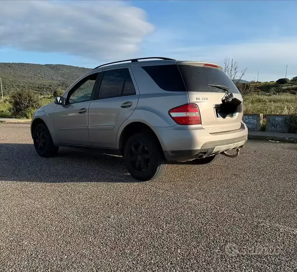 Usata Mercedes ML320 224 CV (164 kW) 2007 Grigio SUV