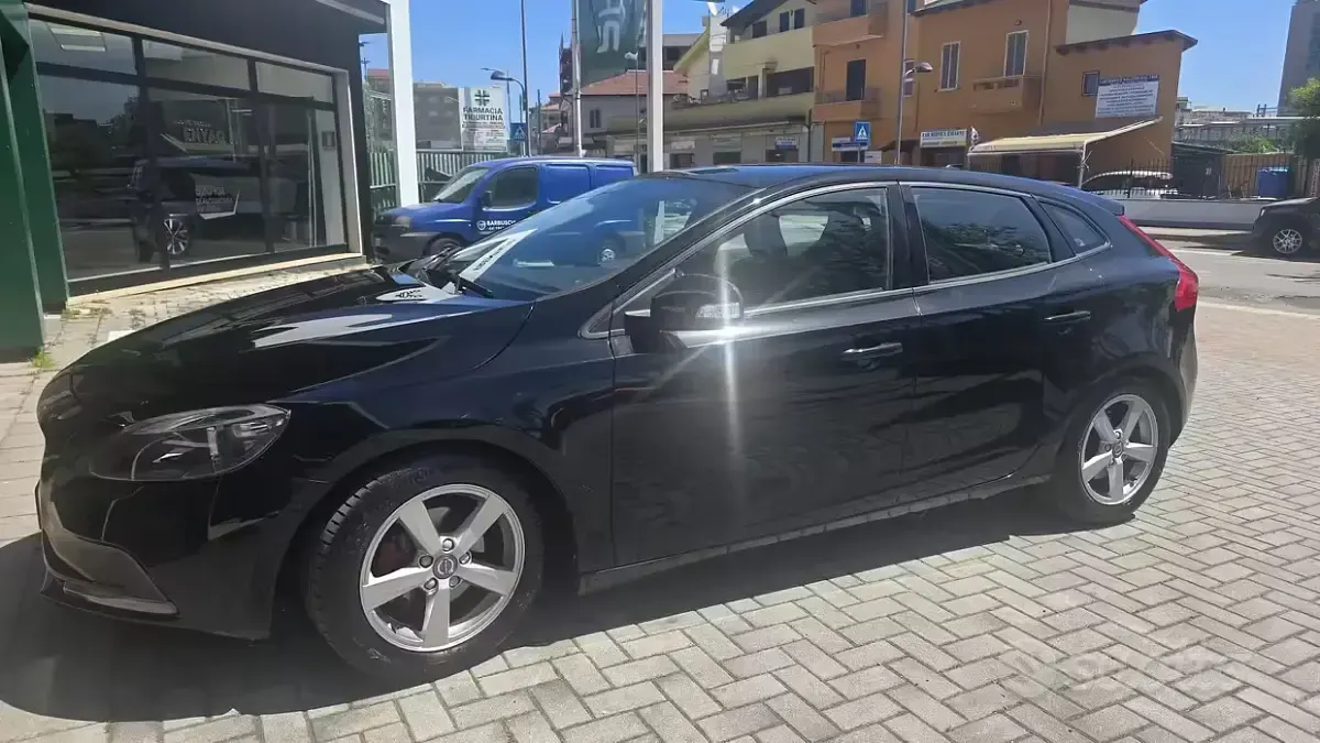 Usata Volvo V40 120 CV (88 kW) 2015 Nero Station wagon