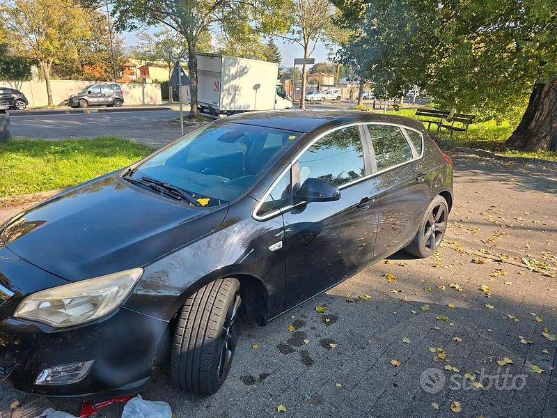 Usata Opel Astra 110 CV (80 kW) 2010 Nero Berlina